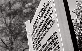 Die erste Gedenktafel in Grafeneck am Eingang zum Friedhof.